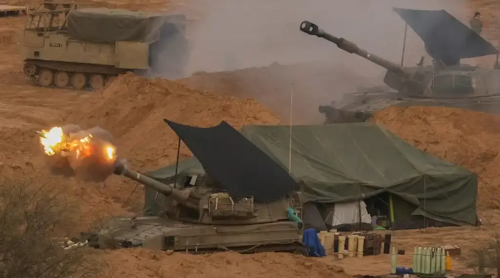 Un obús de artillería autopropulsado del ejército israelí dispara desde una posición cerca de la frontera con la Franja de Gaza. (AFP)