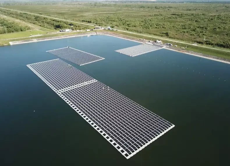 El panel solar flotante en el Hines Energy Complex de Duke Energy en Bartow, Florida. El uso de paneles solares flotantes ha ido creciendo en Estados Unidos en los últimos años. CORTESÍA DE D3ENERGY