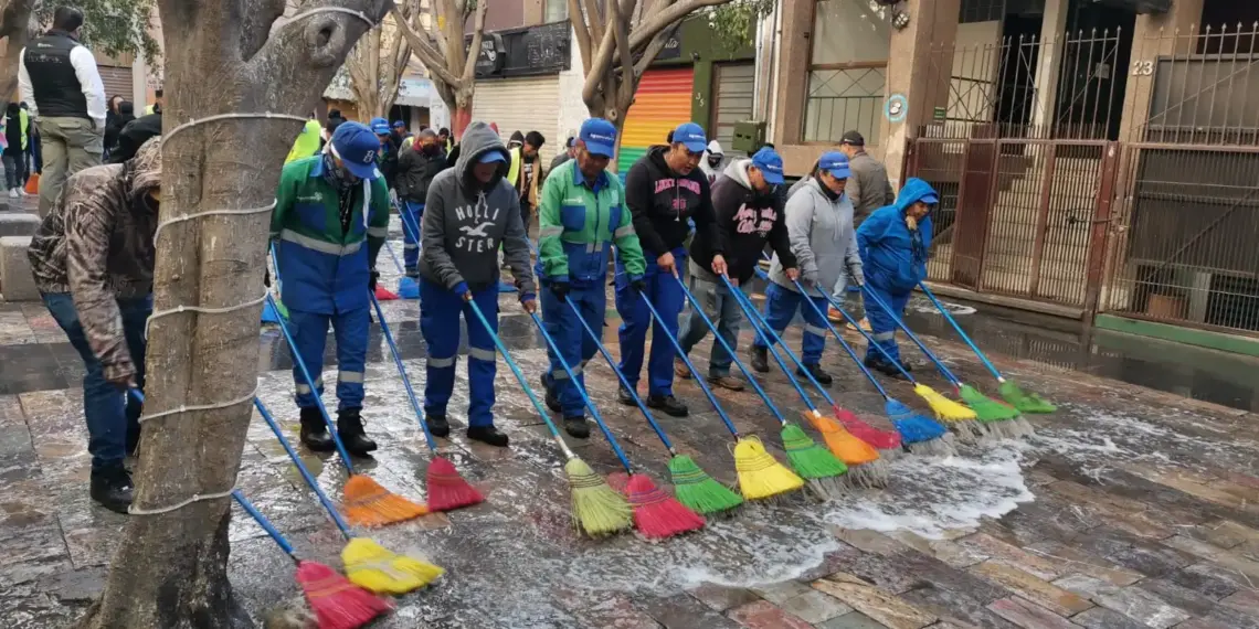 Barrido en calle Del Codo.