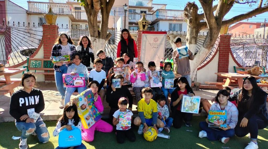 Llevan regalos por Día de Reyes a menores de albergues en Tijuana