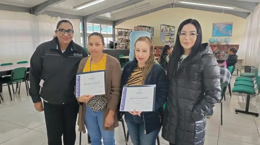 IEA reconoce a padres y madres que concluyeron taller de “Familias Educadoras”