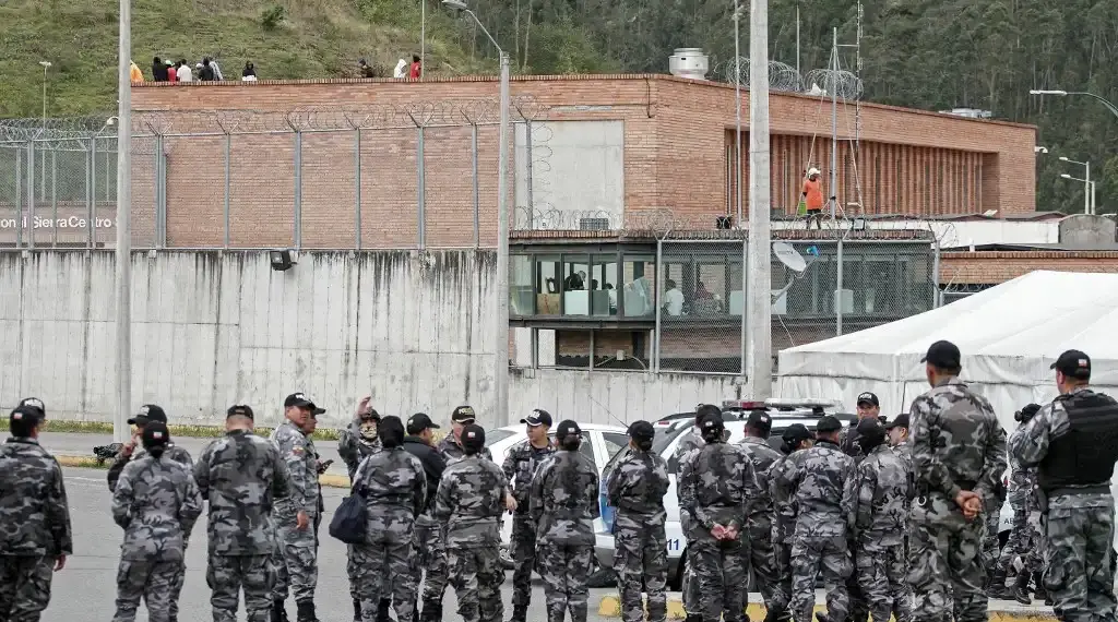 Las fuerzas policiales hacen guardia afuera de la prisión de Turi mientras los reclusos mantienen como rehenes a los guardias de la prisión, en Cuenca, Ecuador. (AFP)