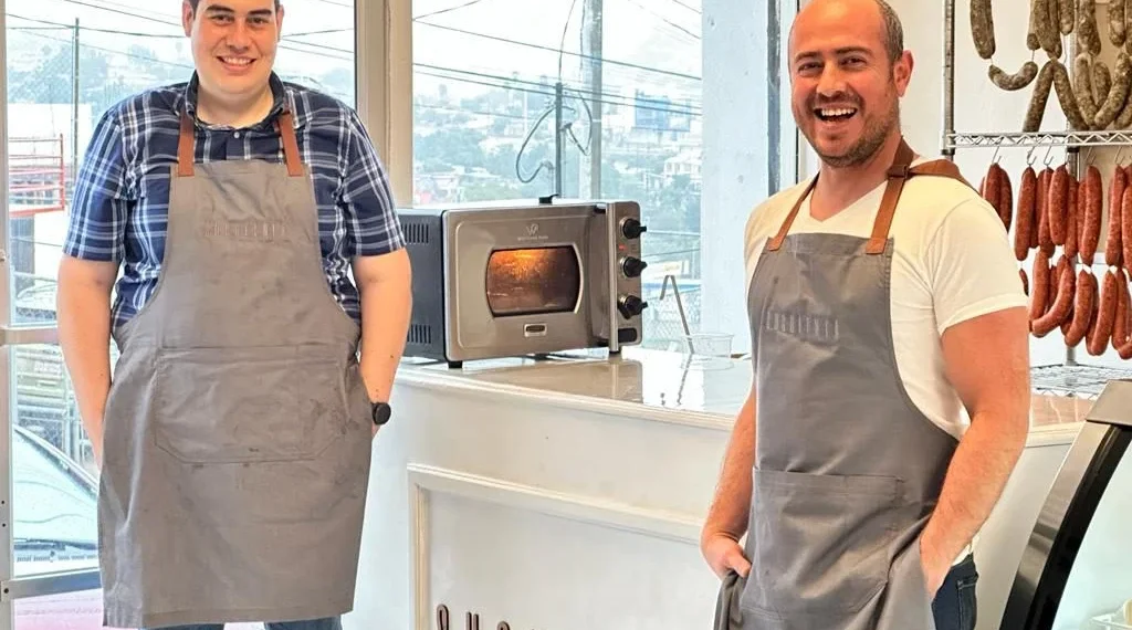 Emprendedores inauguran tienda de embutidos artesanales