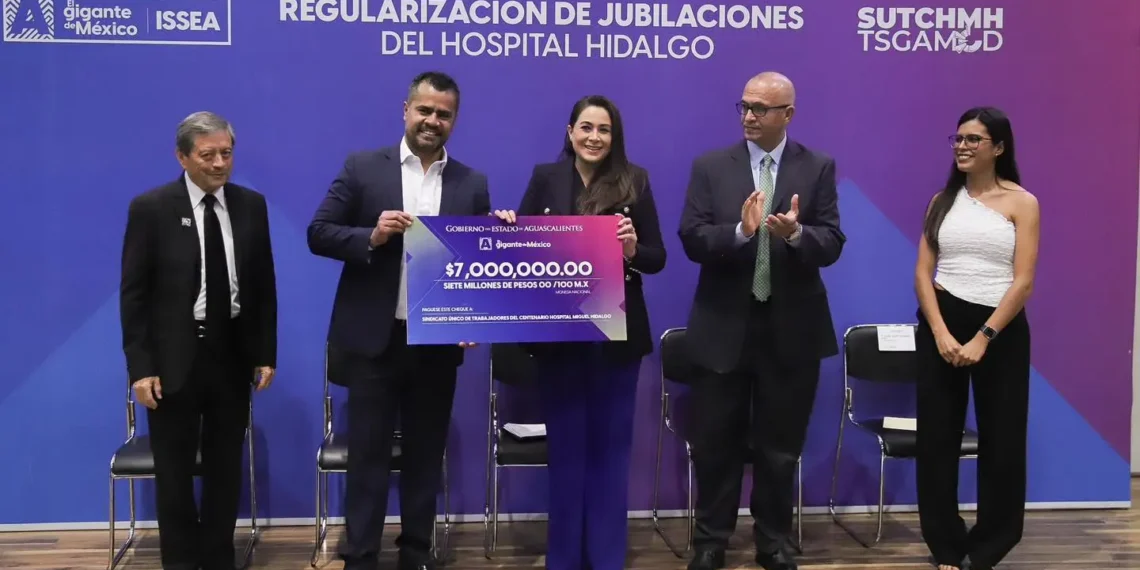 Entrega de donativo por 7 millones de pesos.