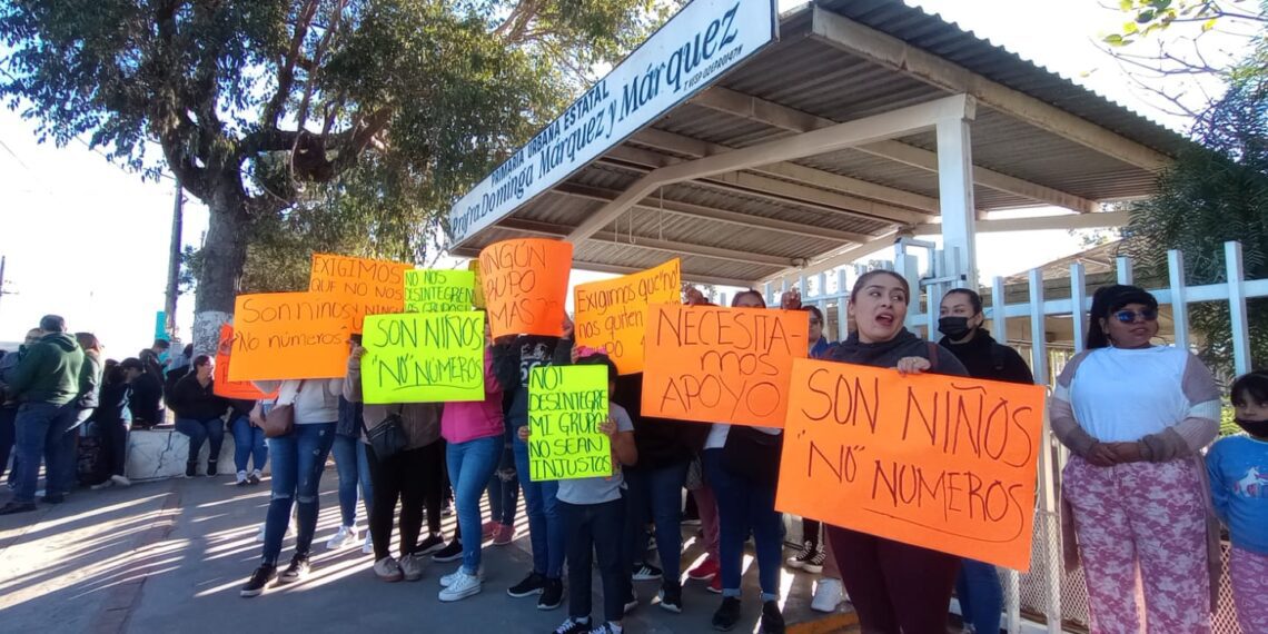 Madres de familia toman primaria en la Francisco Villa; piden que no fusionen grupos