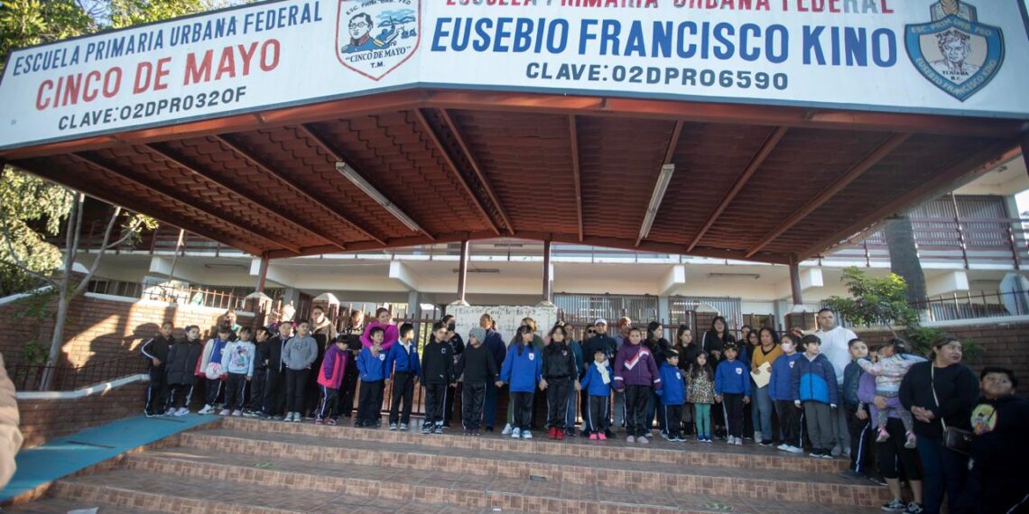 Padres Toman Escuela por Olores Fétidos en Primaria 5 de Mayo