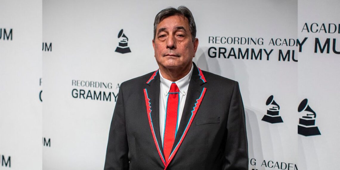 El compositor Scott George, miembro de la tribu de nativos americanos Osage, posa para una fotografía en el Museo Grammy en Los Ángeles. (AFP)