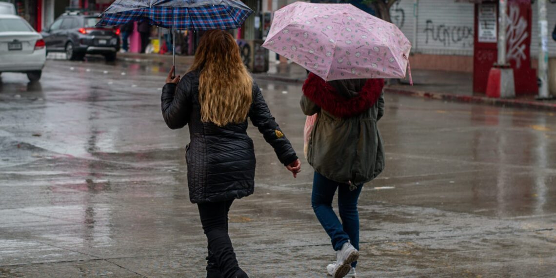 Tijuanenses salen a la calle con todo y tormenta