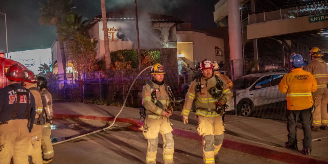 Se incendia el Café de la Flor en Macroplaza