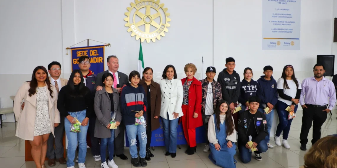 Damas Rotarias becan a jóvenes de Jesús María