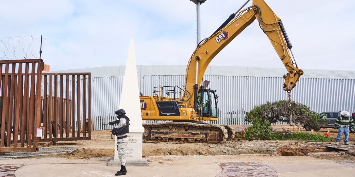 Continúan trabajos de reemplazo del muro fronterizo en Playas de Tijuana