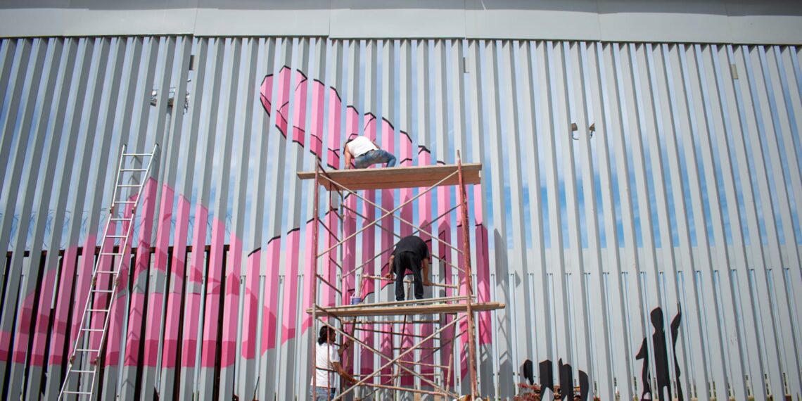 Artistas buscan llenar de color el nuevo muro fronterizo de playas de Tijuana