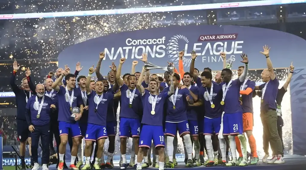 El equipo de EUA celebra durante las Finales de la Liga Nacional Concacaf en el Estadio AT&T. (AFP)