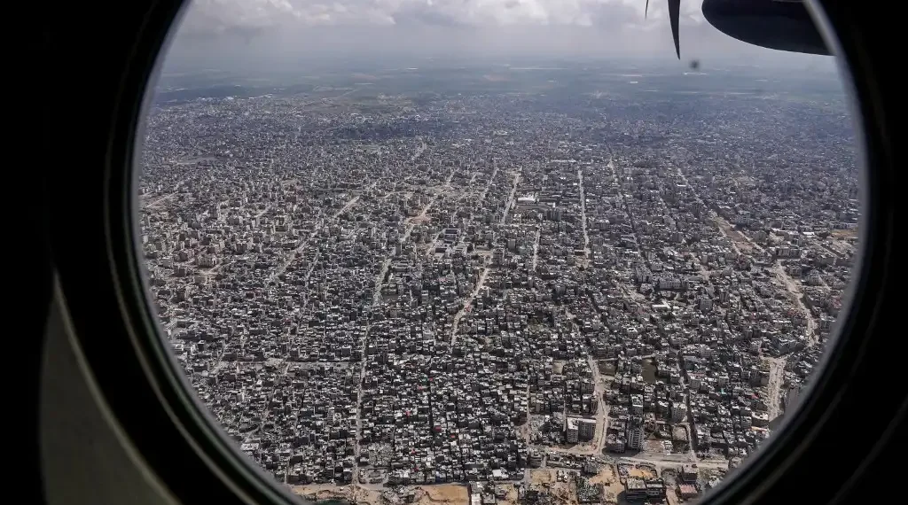 na vista parcial de la Franja de Gaza aparece desde la portilla del avión HC-130J del Escuadrón Expedicionario de Rescate de la Fuerza Aérea de Estados Unidos,