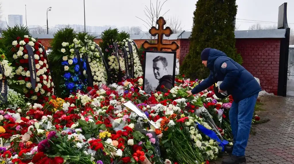 Miles de seguidores de Navalni acudieron a las exequias del opositor para rendirle un último homenaje. (AFP)