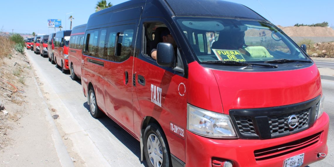 1500 personas quedan varadas por hora ante falta de taxis rojo y negro en Tijuana