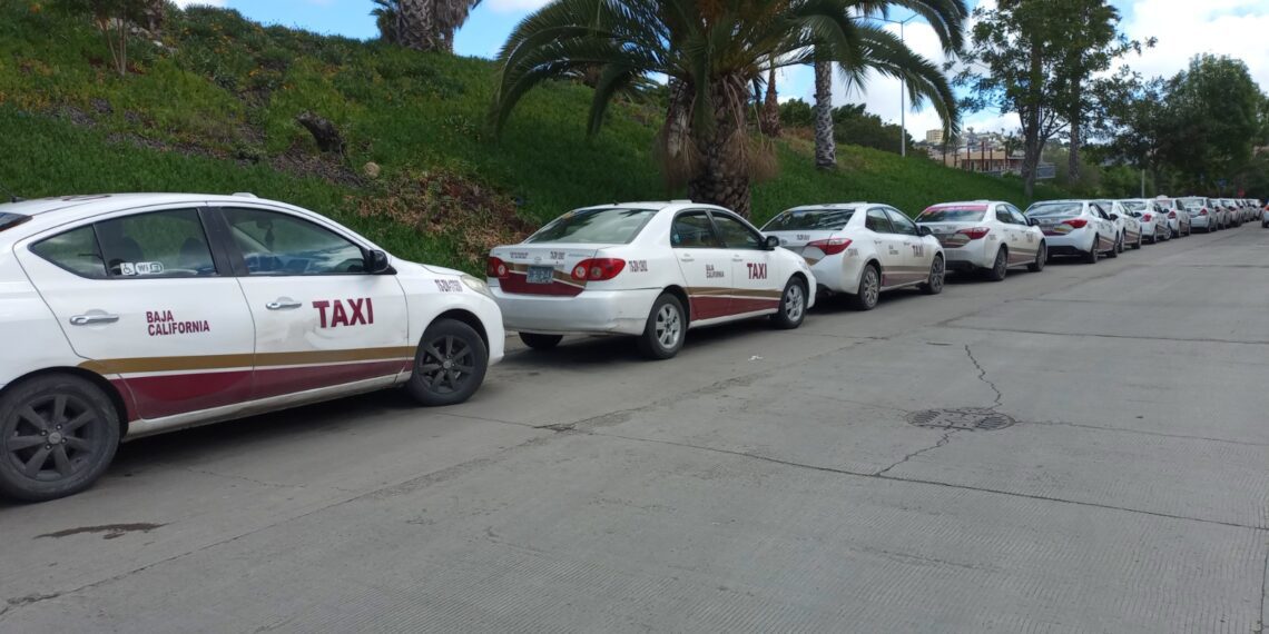 Taxistas de la garita de San Ysidro denuncian malas prácticas de líderes sindicales