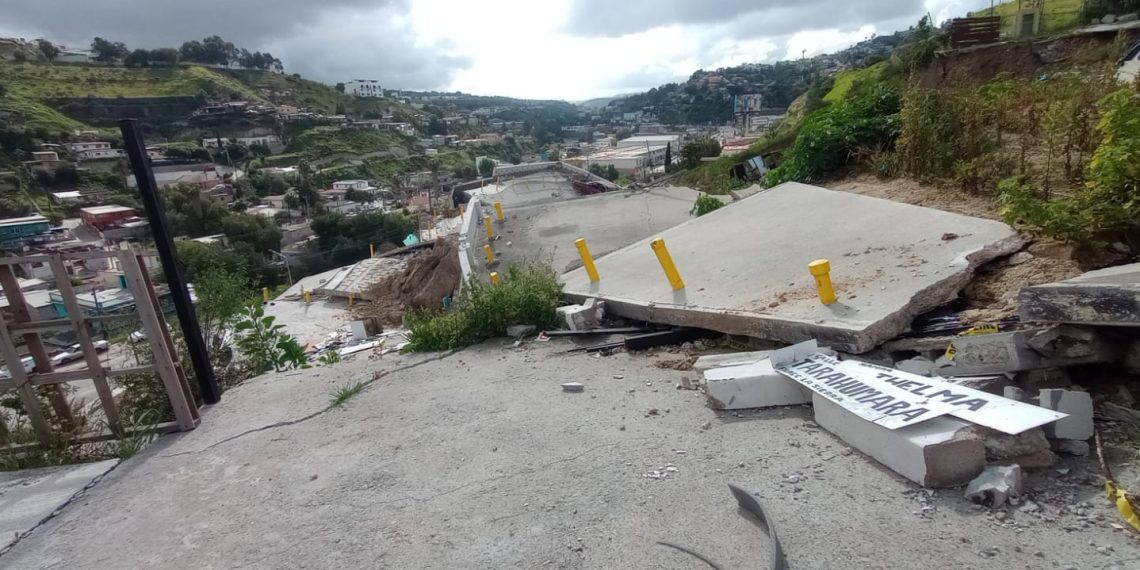 Vecinos de La Sierra piden reparación de la calle Tarahumara tras derrumbe