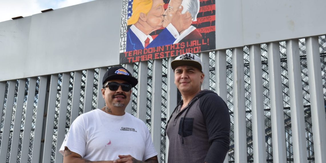 Muralistas intervienen el muro a favor de los deportados