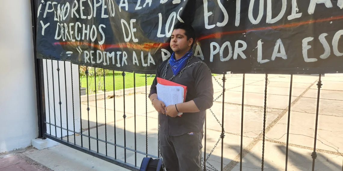 Estudiante de encadenó en protesta en la Bycened
