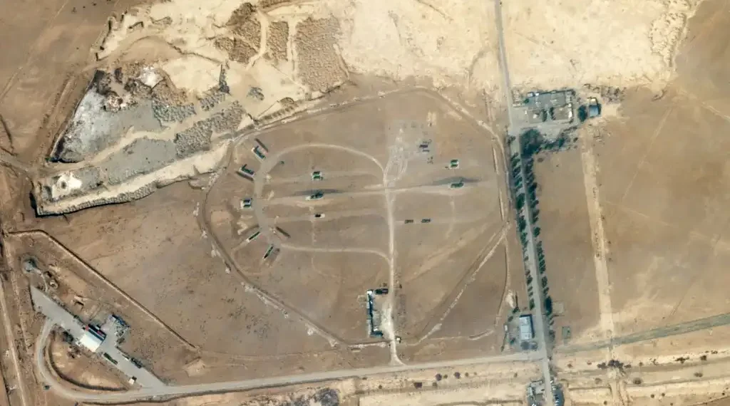 La imagen muestra una vista de un sistema de defensa en una base aérea en Isfahan, Irán. (AFP)