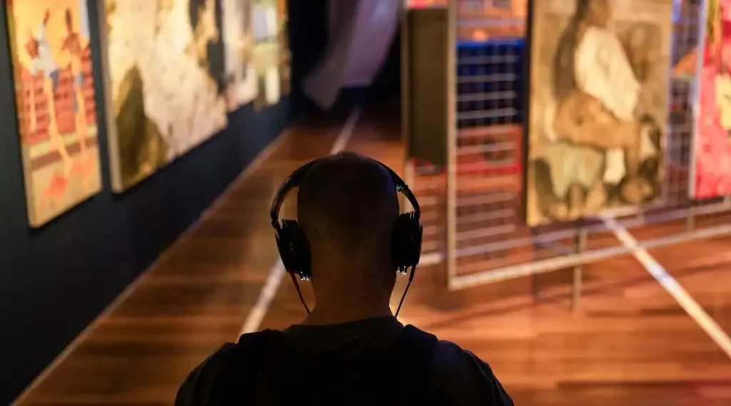 Un hombre escucha música funk en la exposición "Funk: un grito de audacia y libertad" en el Museo de Arte de Río (MAR). (AFP)