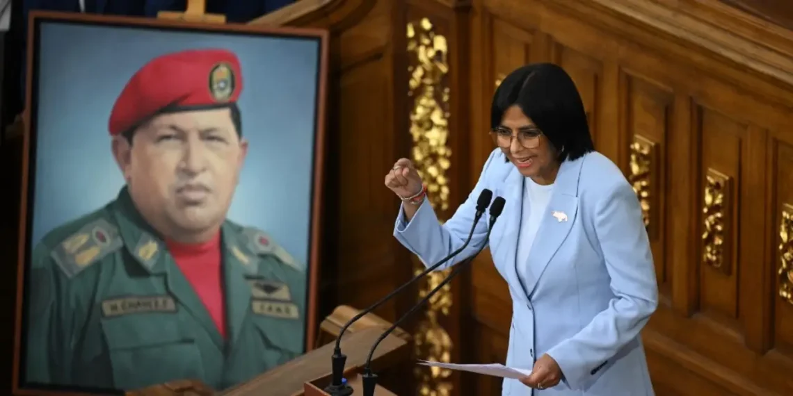 La vicepresidenta de Venezuela, Delcy Rodríguez, pronuncia un discurso durante una sesión para presentar una "Ley antifascista" en la Asamblea Nacional en Caracas. (AFP)