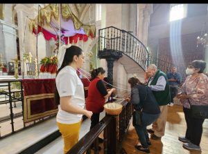Fieles católicos acuden a Catedral el día de San Jorge Bendito 