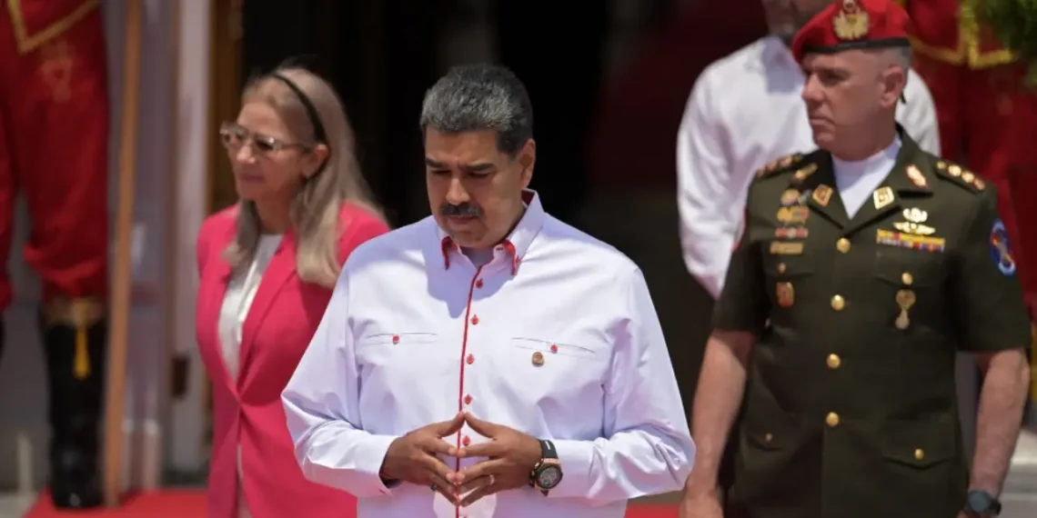 "Estos años de gestión de Nicolás Maduro (centro), entre 2013 y 2023, hemos registrado 10,085 personas asesinadas", indica la oenegé Provea. (AFP)