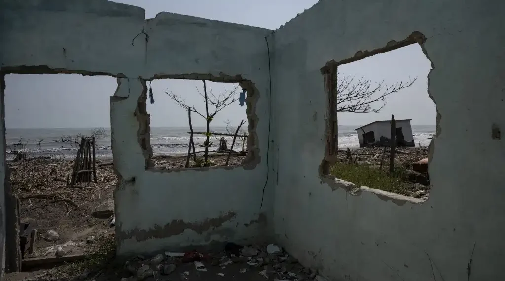 Vista de escombros de casas destruidas por el aumento del nivel del mar y la erosión costera asociada con el cambio climático hace dos años en la comunidad de El Bosque, en Tabasco. (AFP)