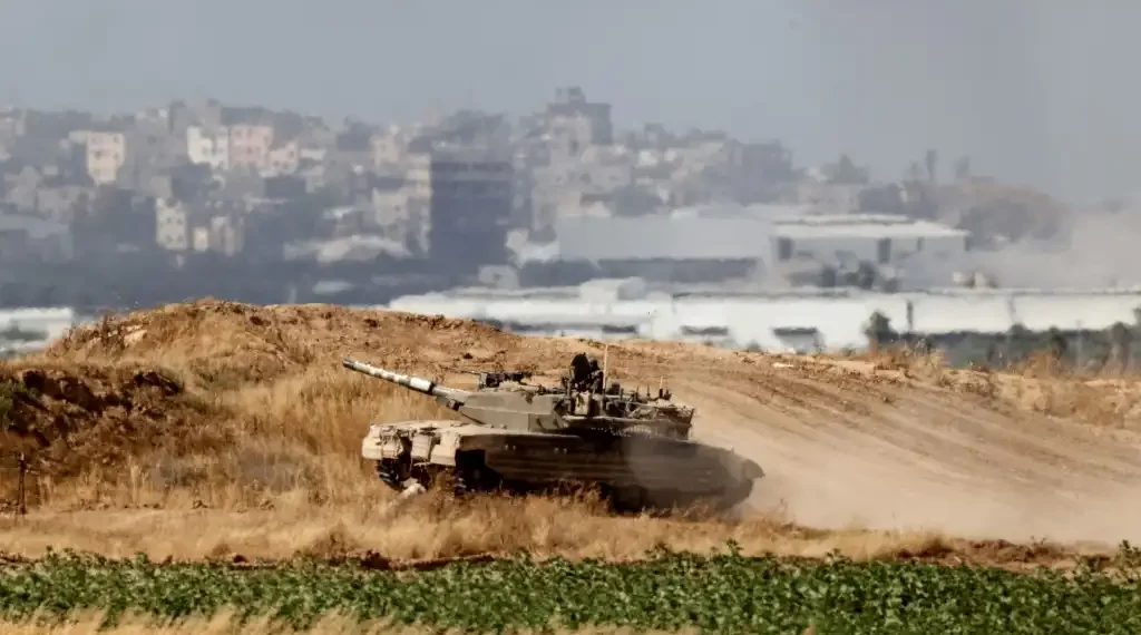 Un tanque de batalla del ejército israelí toma una posición en el sur de Israel, cerca de la frontera con la Franja de Gaza, el 13 de mayo. (AFP)