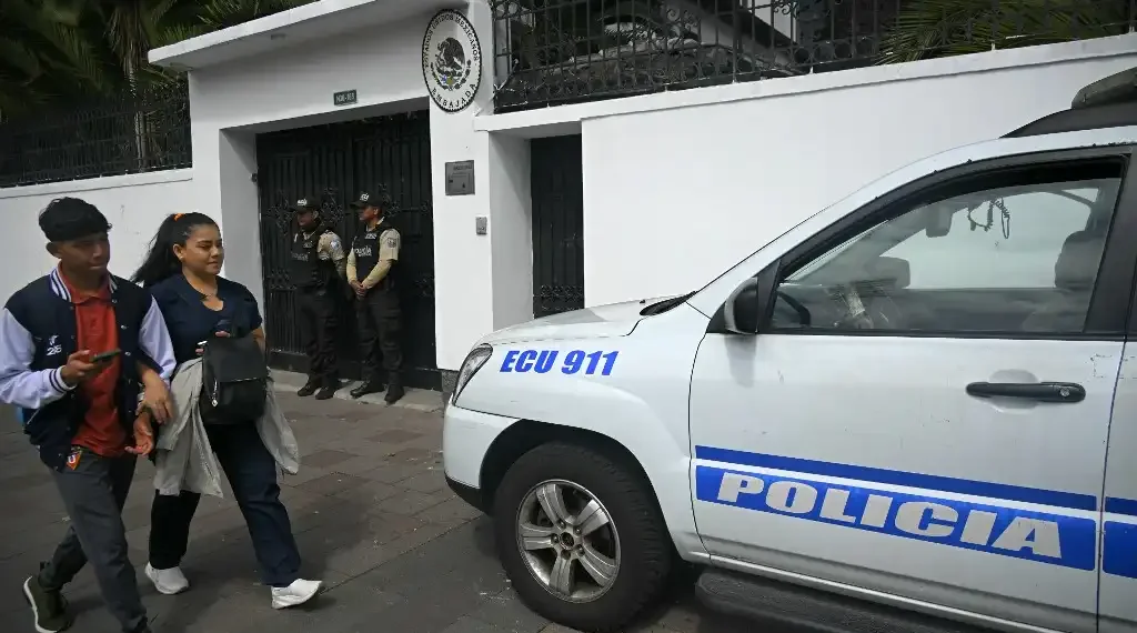 Guardia policial afuera de la embajada de México en Quito el 8 de abril. (AFP)