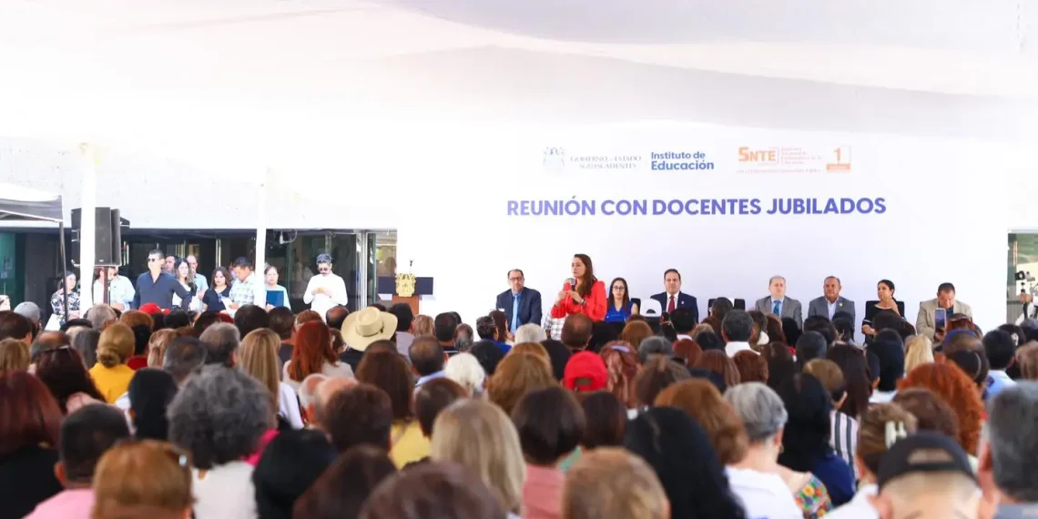 Reconocen a docentes jubilados de Aguascalientes