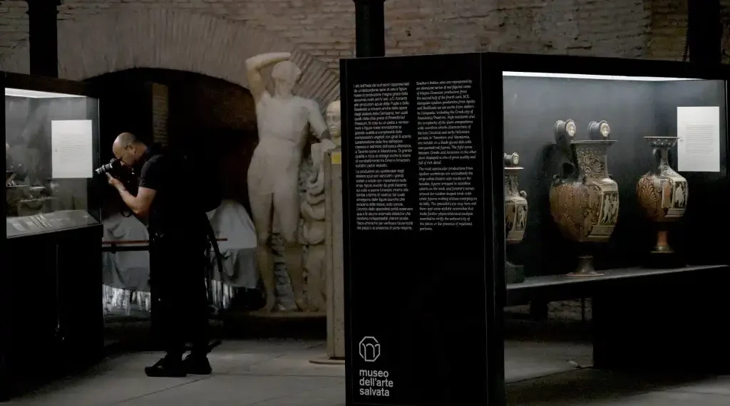 Un visitante fotografía exposiciones durante una visita al Museo de Arte Salvado de Roma.  (AFP)