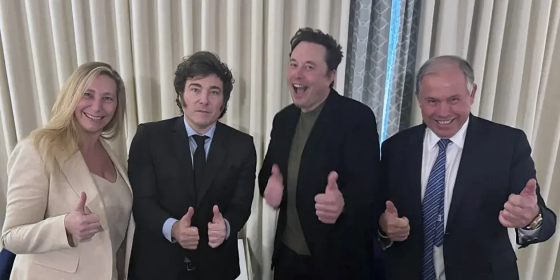 (De izquierda a derecha). La Secretaria General de Argentina, Karina Milei; el presidente argentino Javier Mili, el empresario Elon Musk y el embajador argentino en los Estados Unidos, Gerardo Werthein. (AFP)