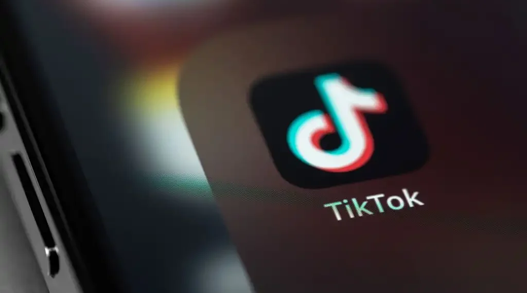 La iniciativa de TikTok se produce en momentos en que la plataforma enfrenta en Estados Unidos un ultimátum legal para desligarse de su propietario chino. (AdobeStock)