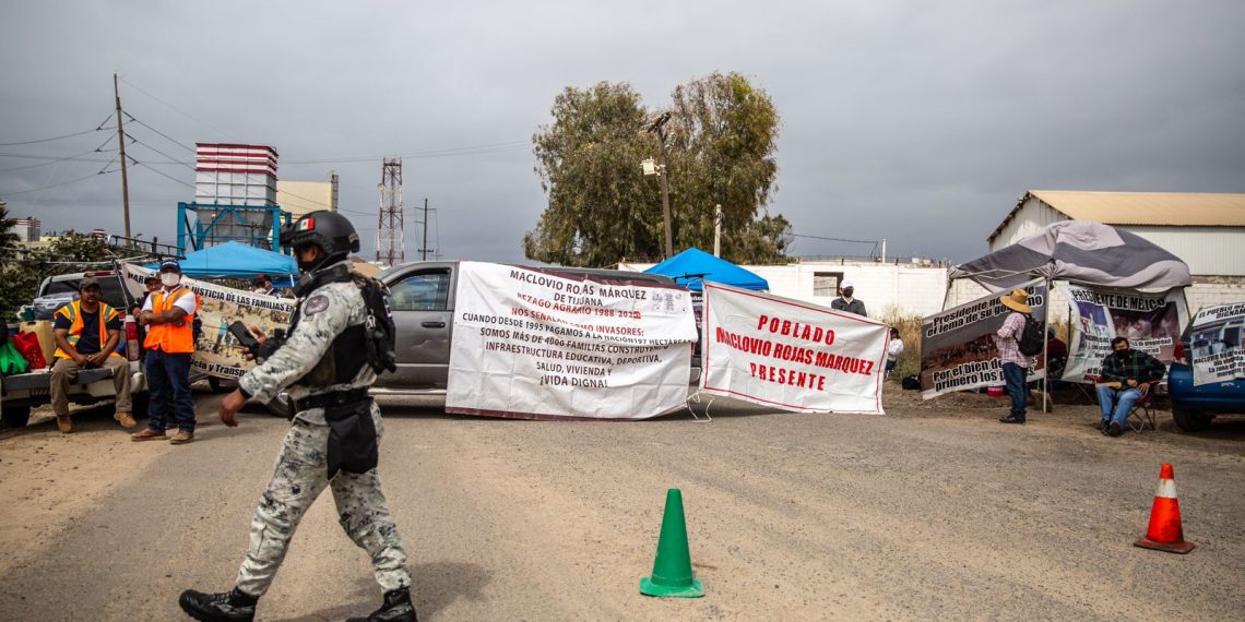 Residente de Maclovio Rojas bloquean Pemex Rosarito