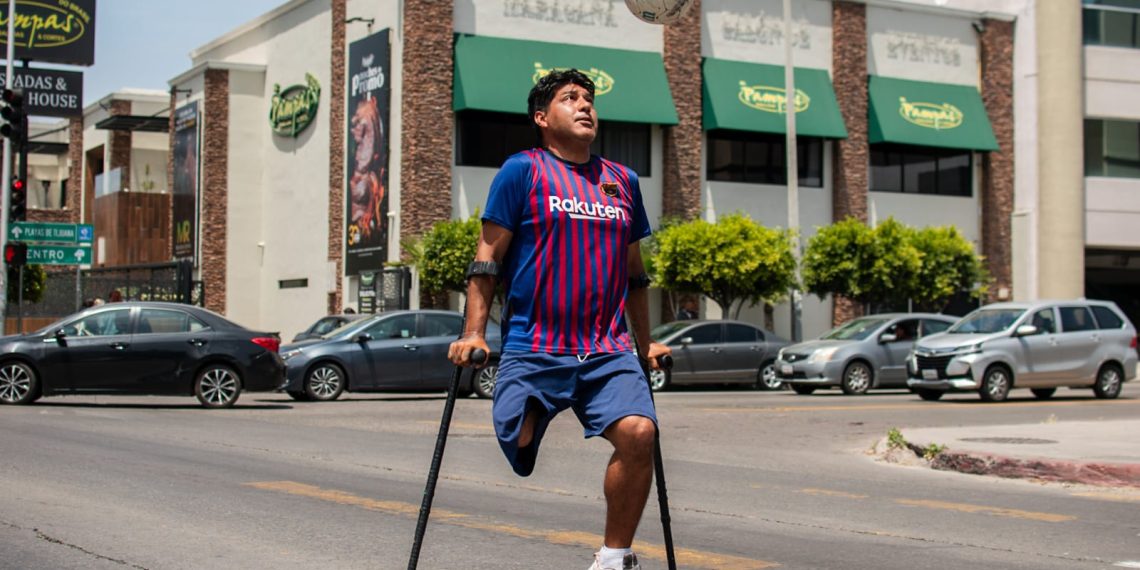 Enrique hace Fútbol Freestyle en los semáforos para construirle una casa a su familia