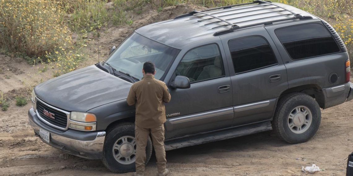 Encuentran cuerpo de una mujer dentro de camioneta en el Bulevar 2000