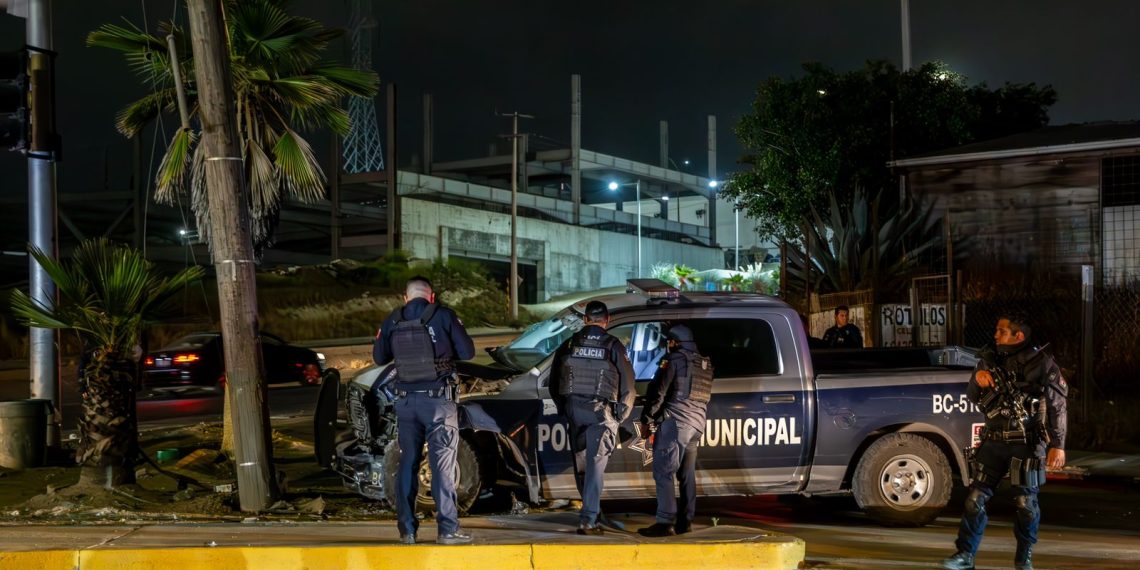 Patrulla choca contra poste de luz