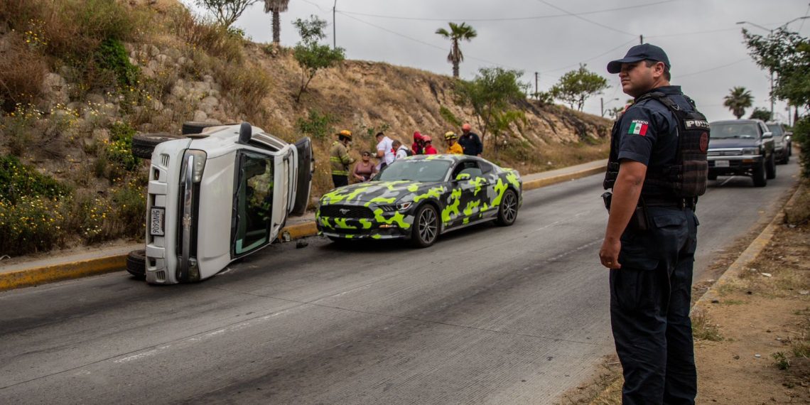 Conductor de la tercera edad se queda sin frenos y sufre volcadura