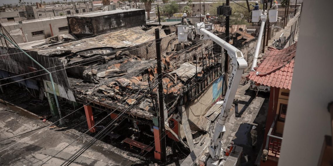 Incendio mortal arrasa con locales en el Centro Histórico de Mexicali