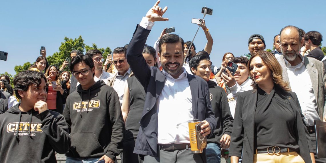 Máynez visita a estudiantes en Tijuana