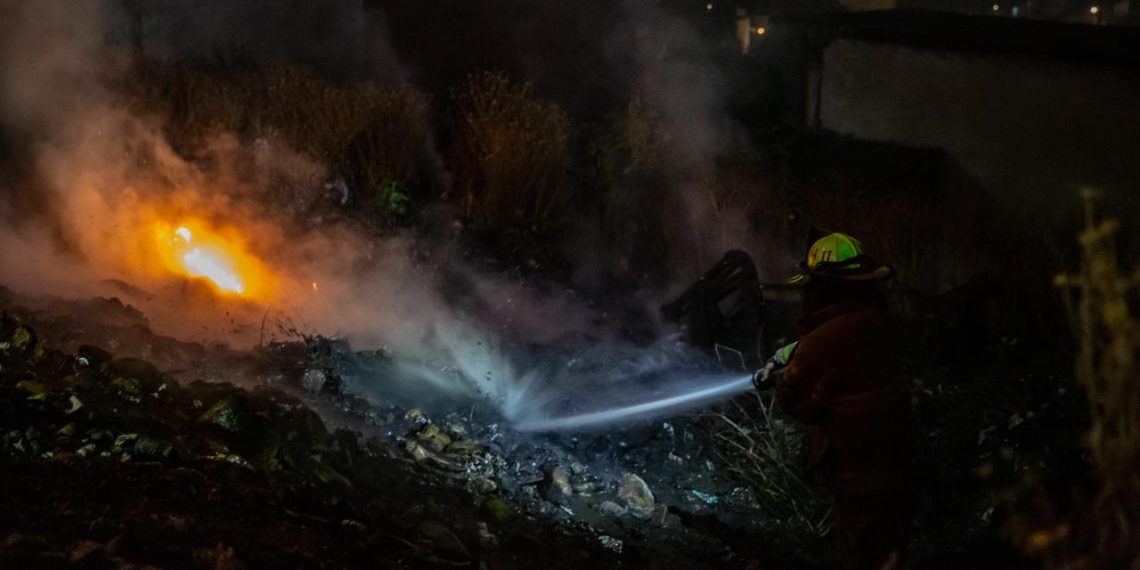 Bomberos Controlan Incendio en Lote Baldío en Colonia México