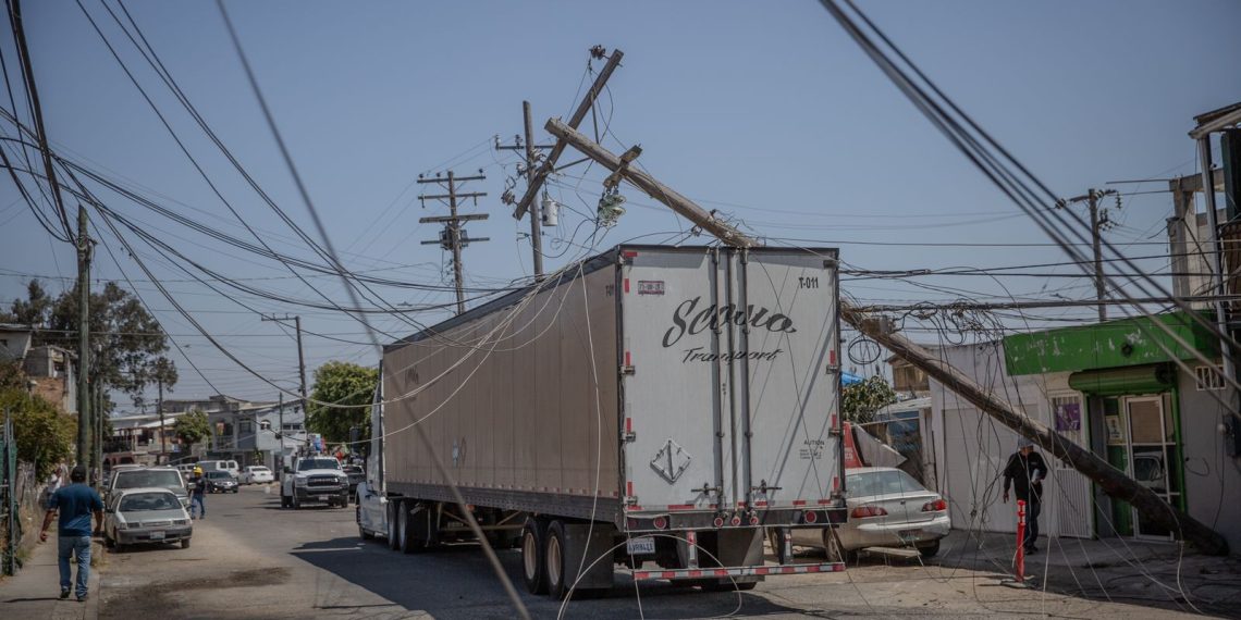 Tráiler derriba 4 postes en la "70-76" y daña autos