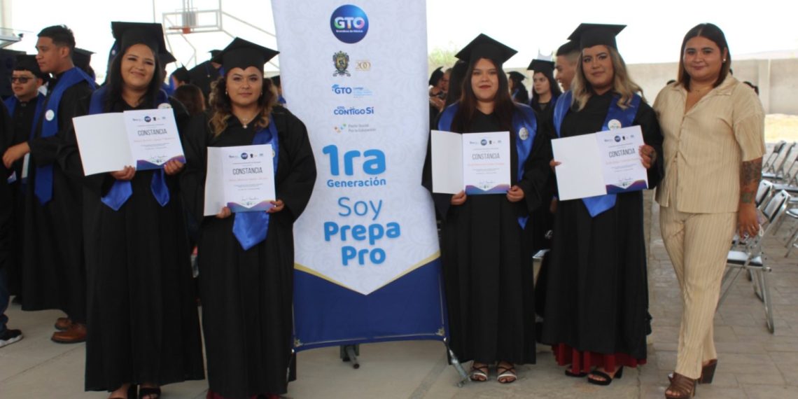 Culmina su educación la Primera Generación de Prepa Pro