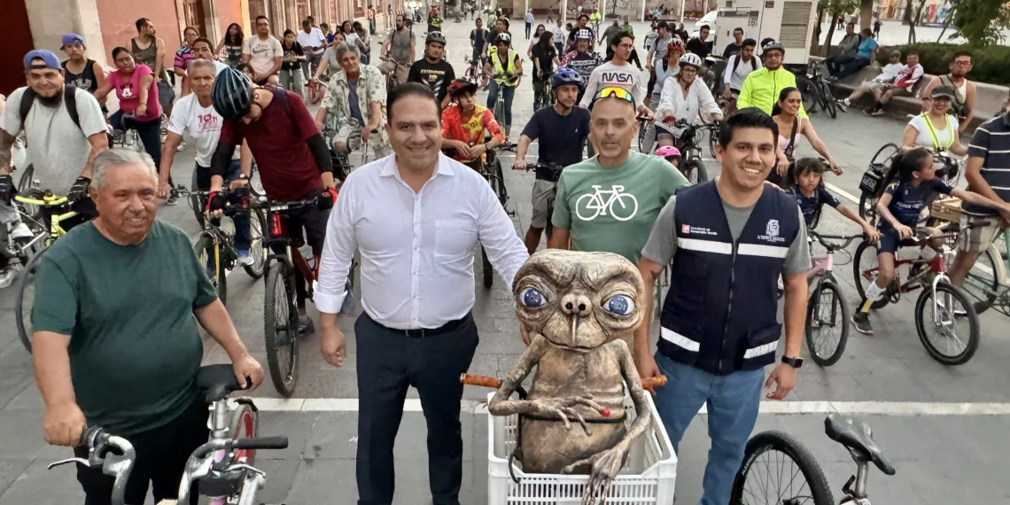 Participa alcalde en rodada nocturna por el día mundial de la bicicleta