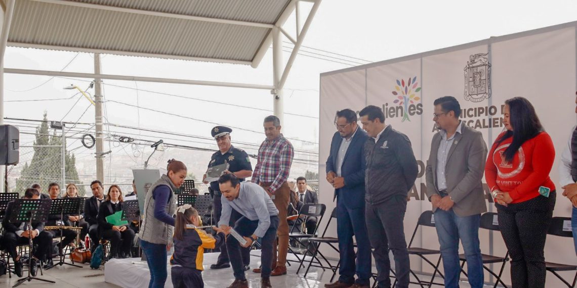Leo Montañez rindió honores a la bandera con alumnos del CAM XX