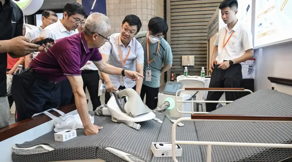 Los visitantes revisan una cama diseñada para pacientes durante la Exposición Internacional de Atención a Personas Mayores, Medicina de Rehabilitación y Atención Médica, en China. (AFP)