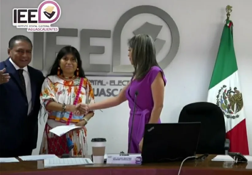 Foto: Irma Reza de la Cruz, recibiendo su constancia de asignación como diputada local.